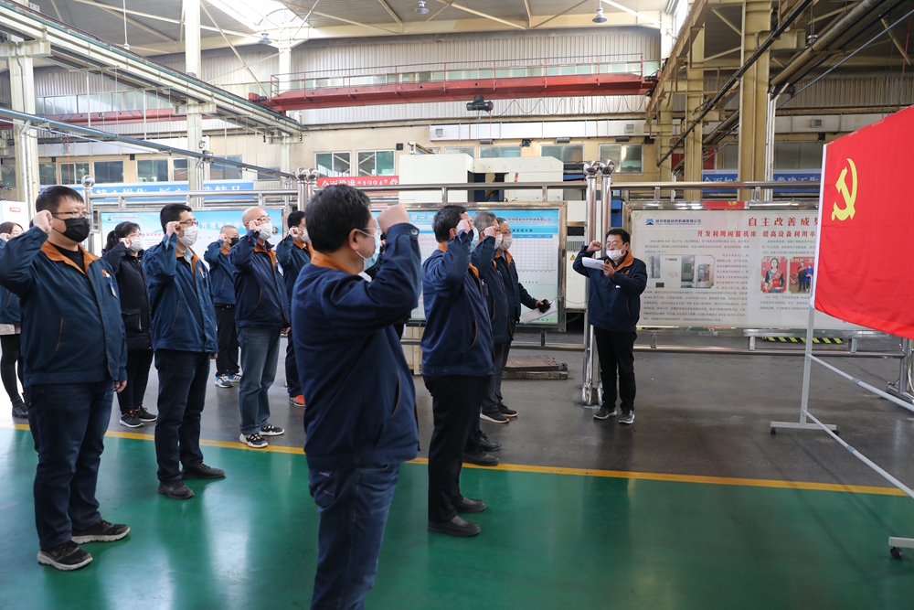 圖3： 2月21日，新成立的口罩機(jī)項(xiàng)目研發(fā)和生產(chǎn)兩個(gè)臨時(shí)黨支部在黨旗下誓師，勇于擔(dān)當(dāng)、不怕困難、全力以赴，堅(jiān)決完成攻堅(jiān)任務(wù)。1.jpg
