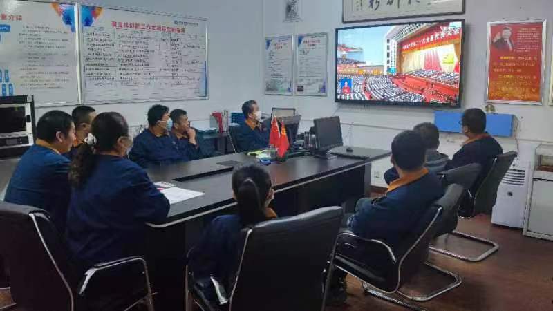 全國五一勞動獎章獲得者、全國紡織大工匠、山西省勞模創(chuàng)新工作室?guī)ь^人裴寶林帶領徒弟們觀看二十大。.jpg