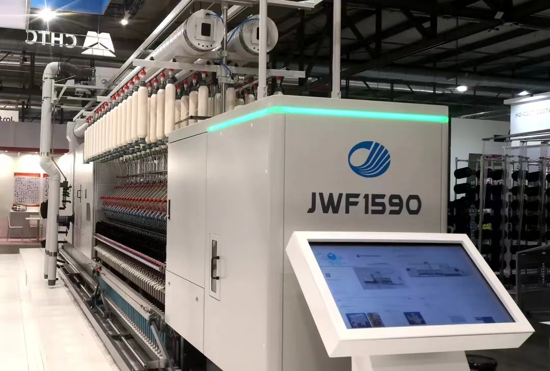 赴米蘭紡機(jī)展參展的JWF1590高端平臺(tái)細(xì)紗機(jī).jpg