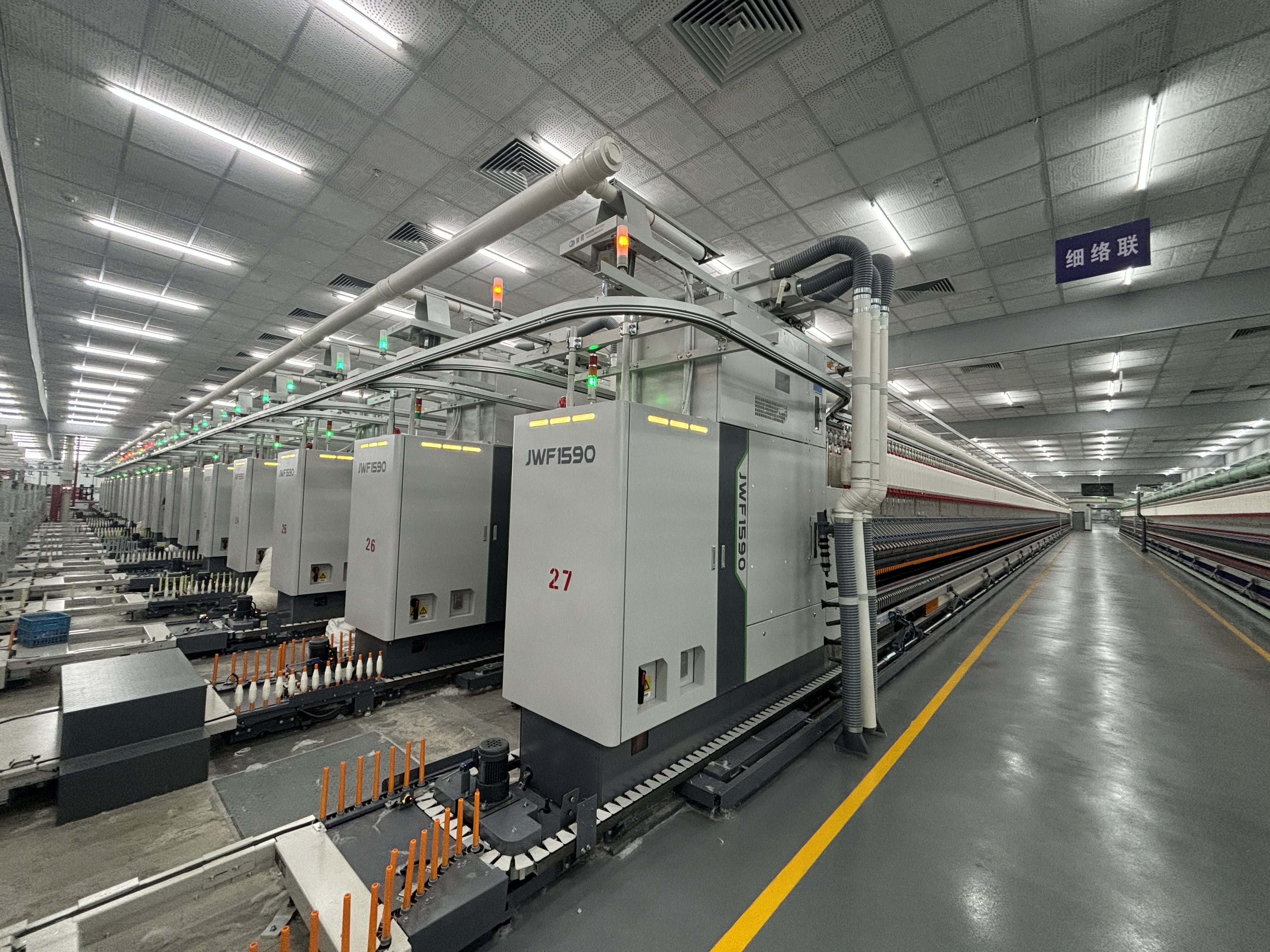 24.2023年，JWF1590型新一代平臺細(xì)紗機(jī)在江蘇悅達(dá)現(xiàn)場運轉(zhuǎn)良好，并批量上市場，技術(shù)持續(xù)引領(lǐng)中國紡機(jī)發(fā)展.jpg